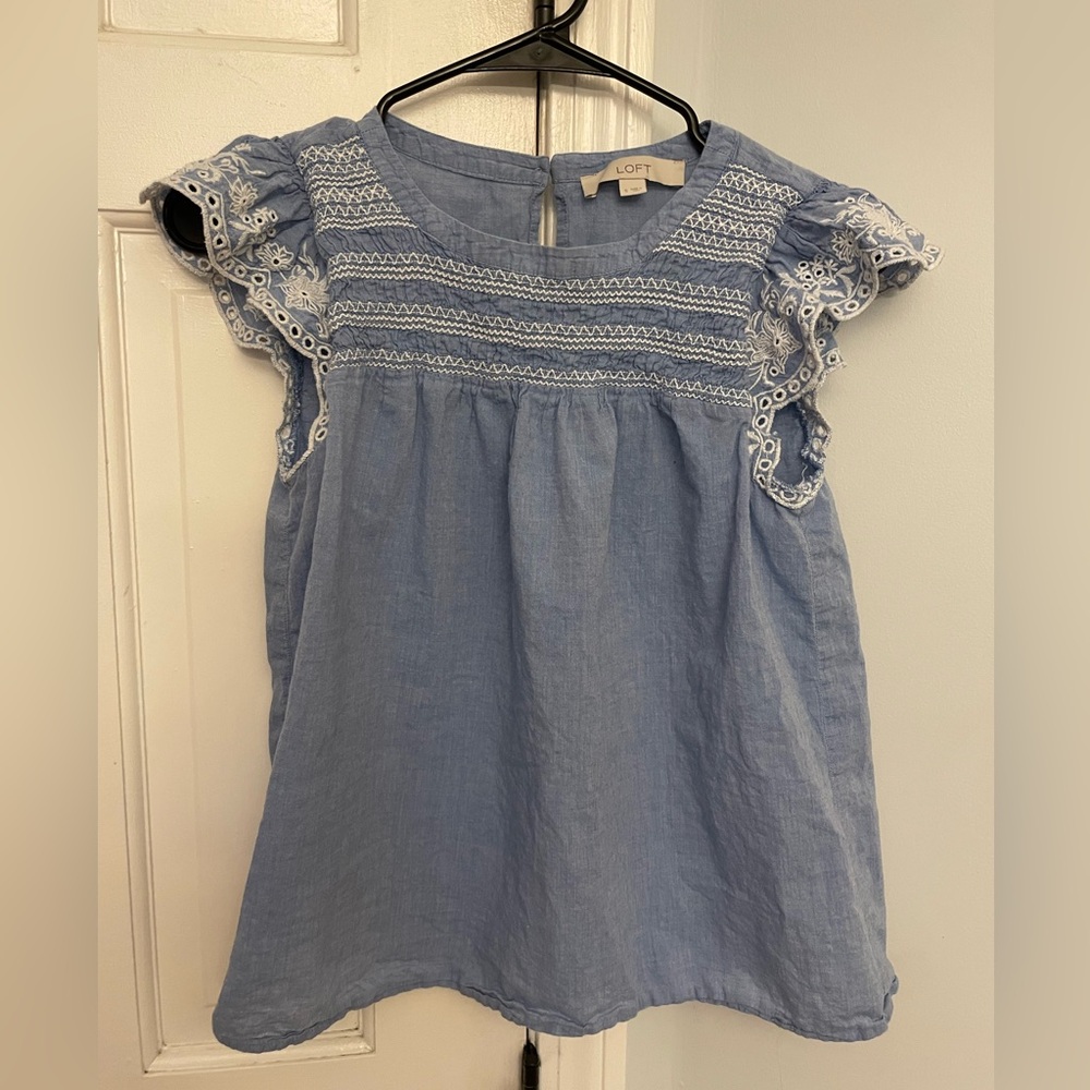 Loft women’s short flutter sleeve chambray white eyelet trim size small